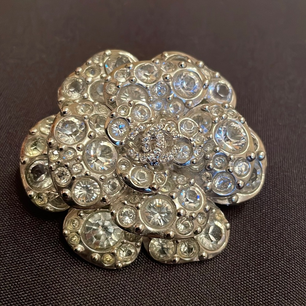 CHANEL Camilla brooch